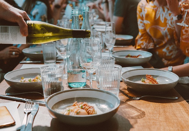 Service d’une boisson lors d’un repas convivial