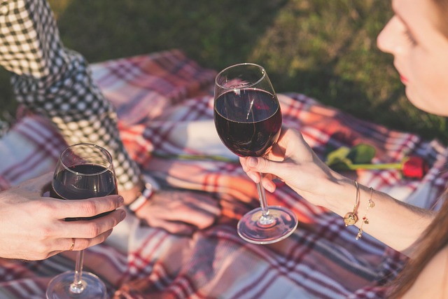BIB Pierre Zéro rouge de 3 litres présenté lors d’un repas en extérieur