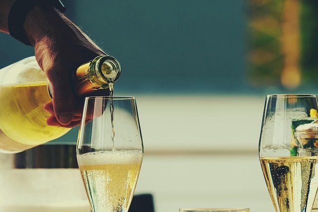 effervescent sans alcool servi dans un verre
